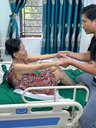Con trai nghỉ việc, hơn 2 năm chăm mẹ liệt giường