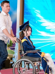 Hơn hai thập kỷ làm ‘đôi chân’ cho con và câu chuyện xúc động ngày tốt nghiệp