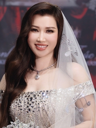 Vợ CEO của Akira Phan diện váy cưới khoe nhan sắc trẻ trung ở tuổi 38