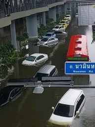 Mưa ngập Bangkok, chàng trai Việt canh điện thoại giúp đồng hương có xe chết máy