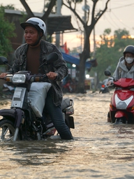 Triều cường gây ngập nửa mét ở TP.HCM, có nơi người dân hàng giờ liền 'sống cùng con nước'