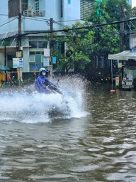 Sáng nay xuất hiện cầu vồng rồi mưa trắng trời: Khu dân cư ở TP.HCM ngập nặng