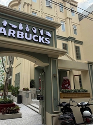 Starbucks mở cửa hàng 'núp' hẻm đầu tiên ở TP.HCM