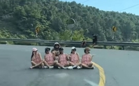 CSGT Đà Nẵng xác minh nhóm 6 phụ nữ ngồi giữa đường đèo Hải Vân chụp ảnh