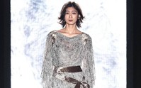 Màu chì 'phát sáng' - ít nhưng đắt, giúp nàng công sở tỏa sáng mỗi ngày