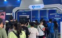 Xếp hàng dài bên trong 'Bức tường An ninh mạng' giữa Phố đi bộ Nguyễn Huệ