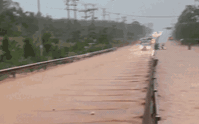 Nhiều khu vực ở Đồng Nai ngập nặng, có nơi nước cuốn trôi xe máy