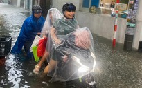 Mưa trút nước, nhiều đường trung tâm Đà Nẵng 'hóa thành sông': Người người khổ sở lội nước