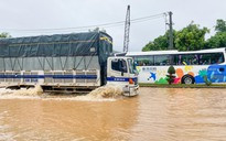 Đà Nẵng: Giao thông bị chia cắt, núi Sơn Trà sạt trượt, đá lăn nguy hiểm