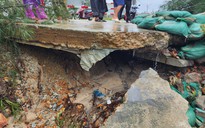 Mưa lũ miền Trung: Nhiều tuyến đường, bờ biển Thừa Thiên - Huế bị sạt lở