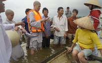 Vượt sông Ô Lâu, cứu trợ bà con vùng thấp trũng nhất tỉnh Quảng Trị
