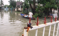 Quảng Nam: Nhiều nơi chìm trong biển nước, người dân dùng ghe đi lại