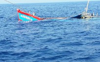 2 tàu cá cùng gần 100 ngư dân Quảng Nam bị lốc xoáy đánh chìm trên biển
