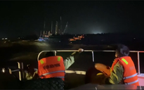 Cứu 10 ngư dân Quảng Ngãi bị chìm tàu trên biển Quảng Bình
