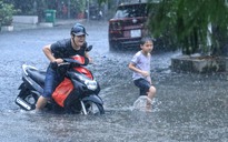 TP.HCM có mưa cực to: Đường ngập sâu khiến người ngã, xe chết máy la liệt