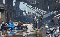 TP.HCM: Cháy kho xưởng vải ở Hóc Môn
