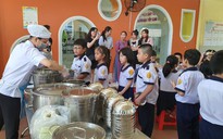 Trường học TP.HCM mời phụ huynh thăm nhà bếp, ăn cơm bán trú