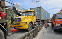 Trên đường đi làm, nữ công nhân bị xe container tông tử vong tại chỗ