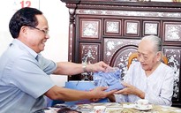 Phó chủ tịch Quốc hội Trần Quang Phương thăm Mẹ Việt Nam anh hùng tại Sóc Trăng
