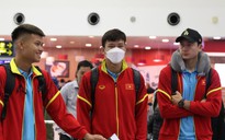 Đội tuyển Việt Nam đến sân bay dưới thời tiết lạnh, lên đường sang Philippines
