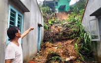 Cận cảnh đất đá sạt lở gây sập tường nhà dân do mưa lớn ở Quảng Nam