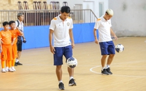 Cao Văn Triền, Hà Đức Chinh giao lưu bóng đá với các cầu thủ nhí
