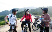 NSND Hồng Vân trổ tài đạp xe, cắm trại trong rừng