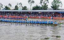 Hàng ngàn lượt người dân ở miền Tây cổ vũ cho các đội đua ghe ngo