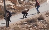 Người định cư Israel vũ trang sẵn sàng nổ súng vào người dân Palestine