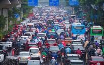 Không khí lạnh tăng cường, người Hà Nội hứng trọn 'combo' mưa rét, tắc đường