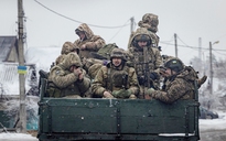 Ukraine 'giữa muôn trùng vây'