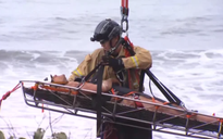 Giải cứu người rơi xuống hố bề ngang chưa đến nửa mét ở California