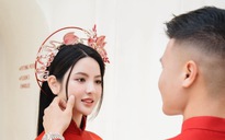 Tan chảy với cử chỉ tình tứ của Quang Hải với vợ 'hot girl'