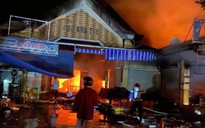 Cháy lớn tại chợ Khe Tre, tiểu thương bất lực nhìn hàng hóa bị thiêu rụi