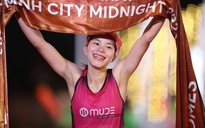 'Nữ hoàng chạy địa hình' về nhất giải marathon lúc nửa đêm ở TP.HCM