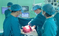Phẫu thuật lấy khối u nang buồng trứng 5 kg ra khỏi cơ thể bệnh nhân