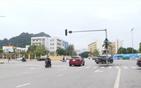 Quảng Ninh: Bất an cột đèn giữa đường 'đe đọa' người đi đường