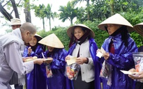 Báo Thanh Niên và ni sư Tâm Nguyệt trao quà cho người nghèo tại miền Trung