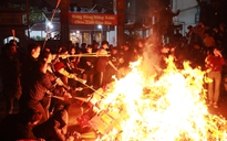 Độc đáo lễ hội đốt cả 'núi' vàng mã cho dân làng lấy đỏ ở Hà Nội