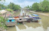 Vĩnh Long: Bắt 3 ‘cát tặc’ ngang nhiên hút trộm cát sông Tiền giữa ban ngày