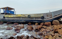 Thanh Hóa: Tìm chủ tàu gỗ dài 20 m trôi dạt vào bờ biển