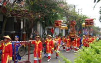 Đông đảo người dân tham gia lễ hội cầu ngư tại làng chài Cảnh Dương