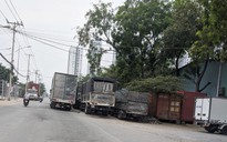 Xe tải, container đậu bát nháo trên đường, gây nguy hiểm