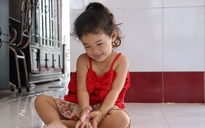 Cà Mau: Bé gái 3 tuổi mới biết nói nhưng ít ngày sau đã biết đọc