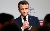 Tổng thống Macron thoát ải bỏ phiếu bất tín nhiệm giữa biểu tình sôi sục tại Pháp