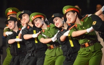 Nữ chiến sĩ công an xinh đẹp biểu diễn ca múa nhạc trên phố đi bộ Hà Nội