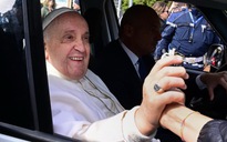 Giáo hoàng Francis xuất viện với nụ cười và câu nói đùa 'tôi vẫn còn sống'