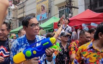 Thủ tướng Thái Lan xuống đường 'chiến đấu' bằng bắn súng nước dịp tết Songkran