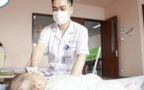 Bé gái 3 tháng tuối bị bỏng miệng do người lớn cho uống nhầm a xít