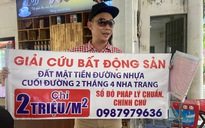 Chủ doanh nghiệp cầm bảng 'giải cứu' bất động sản đến từng quán cà phê tìm khách